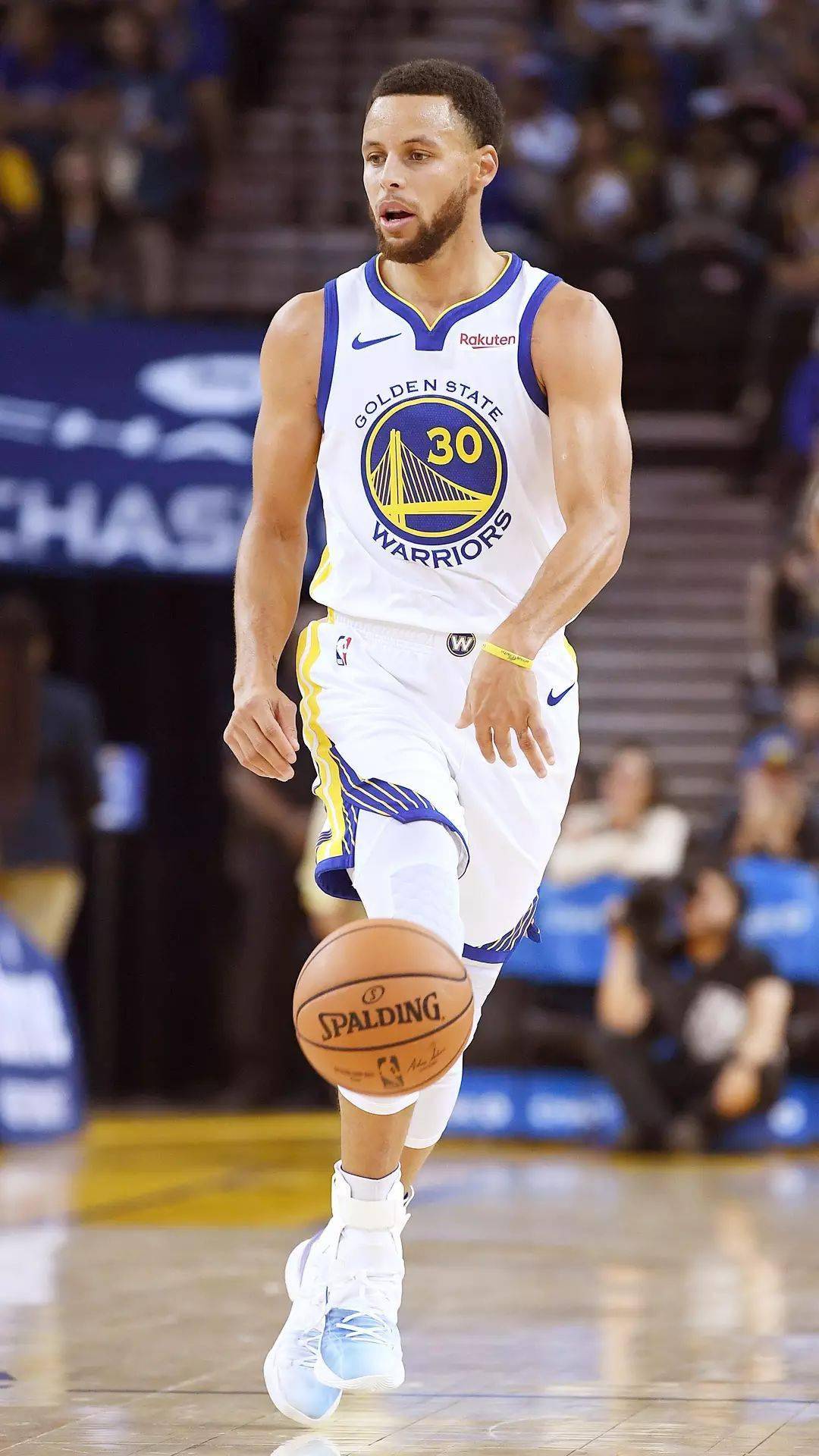 他背身接球 他背身接球